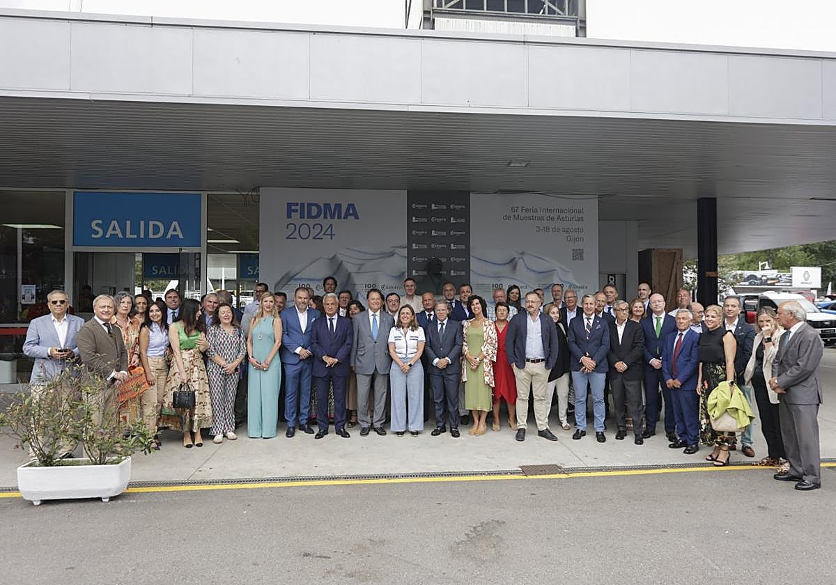 Foto de familia de los empresarios asturianos, en la puerta del recinto ferial.
