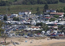 La zona de aparcamiento de Rodiles, vista desde la carretera de Tazones, llena de coches el pasado domingo.