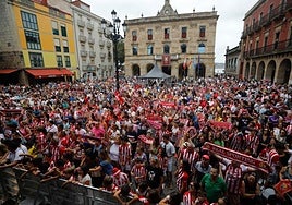 La Mareona llenó la Plaza Mayor para ver la presentación del Sporting. JUAN CARLOS ROMÁN