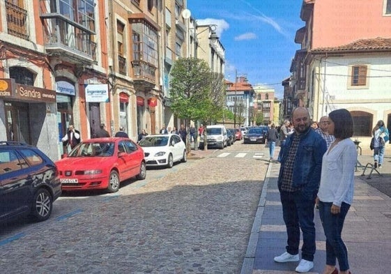 La edil de Podemos, Silvia Tarano, en una calle de La Pola.