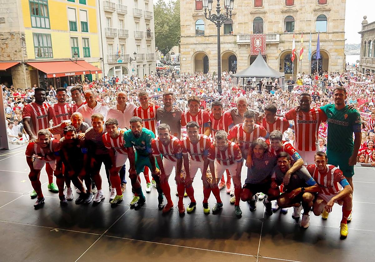 Los jugadores, con los aficionados a sus espaldas, posan al final del acto.