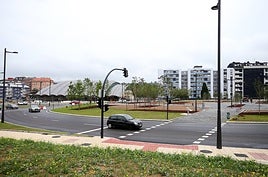 Vehículos circulando con la parte abierta de la glorieta de Santullano.