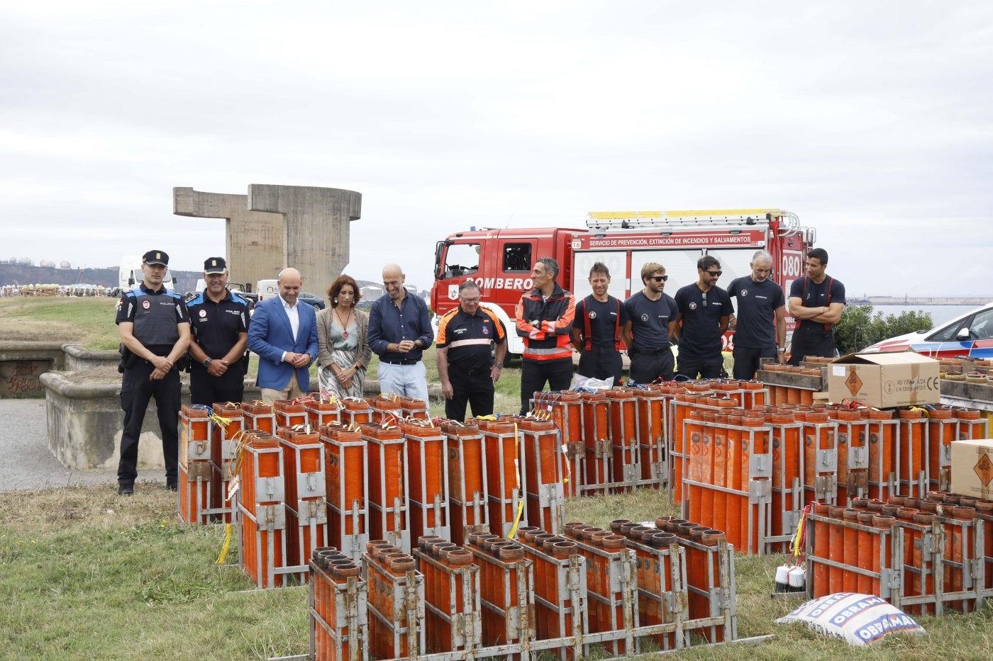 Los policías Roberto Murias y Arturo Artime; los ediles Jesús Martínez Salvador, Nuria Bravo y Óliver Suárez; el coordinador de Protección Civil, Valentín Cuesta, y del servicio de bomberos Pablo Ferrío, Miguel Ángel González, Enrique Otero, Marcos Méndez, Pablo Alonso e Íñigo Rodríguez, ayer, en el Cerro de Santa Catalina junto al montaje de la Noche de los Fuegos.