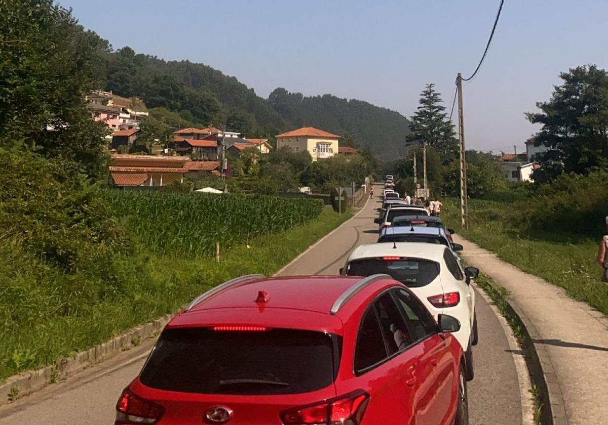 Carretera de acceso a la playa de San Pedro de la Ribera, en Cudillero, colapsada.