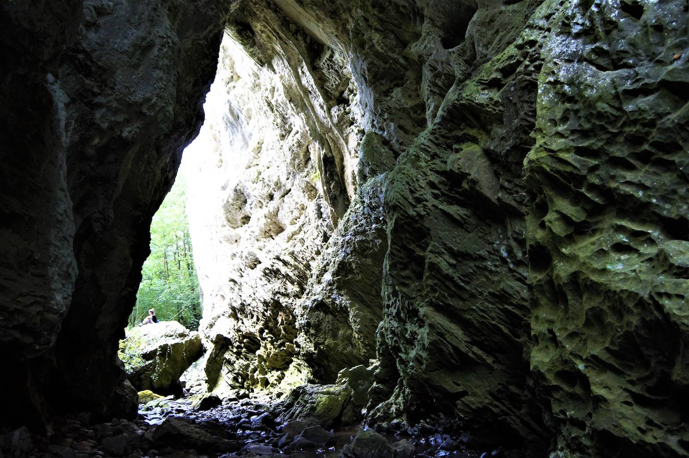 Covarones del río Tuernes, una ruta preciosa en el centro de Asturias que viene recogida en el libro de Toño Huerta