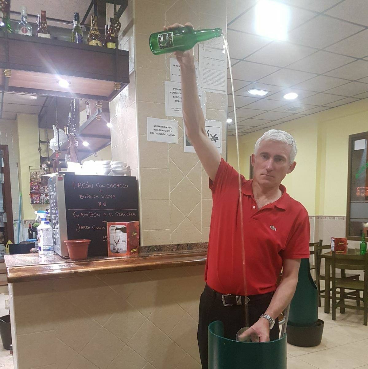 Jaime Castro escanciando sidra.