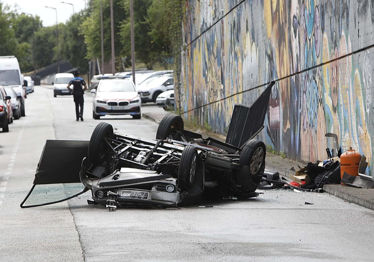 El vehículo ligero, por causas que aún se desconocen, se salió de la vía y rebasó las vallas precipitándose desde el puente de Sierra del Sueve.