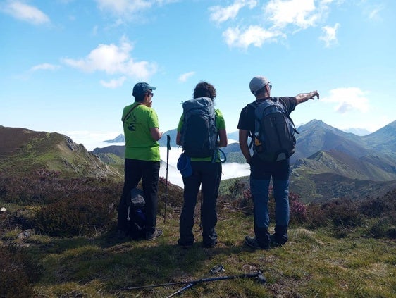 Un buen libro de rutas puede ser la excusa perfecta para animarse a caminar más por Asturias: este articulo recomienda cuatro libros de rutas sencillas y asequibles, todas pensadas para disfrutar (y conocer) Asturias caminando