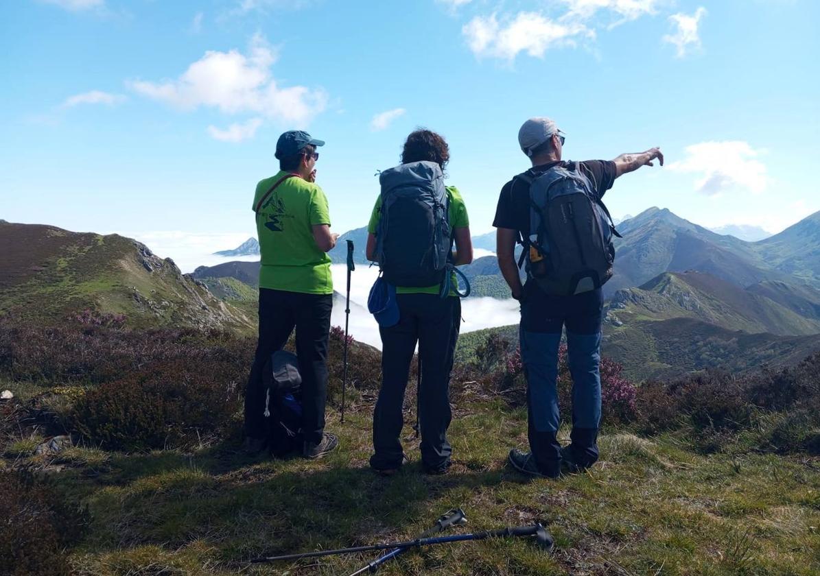 Un buen libro de rutas puede ser la excusa perfecta para animarse a caminar más por Asturias: este articulo recomienda cuatro libros de rutas sencillas y asequibles, todas pensadas para disfrutar (y conocer) Asturias caminando