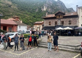 Un nutrido grupo de personas se ha reunido en la plaza de Somiedo para ver osos.