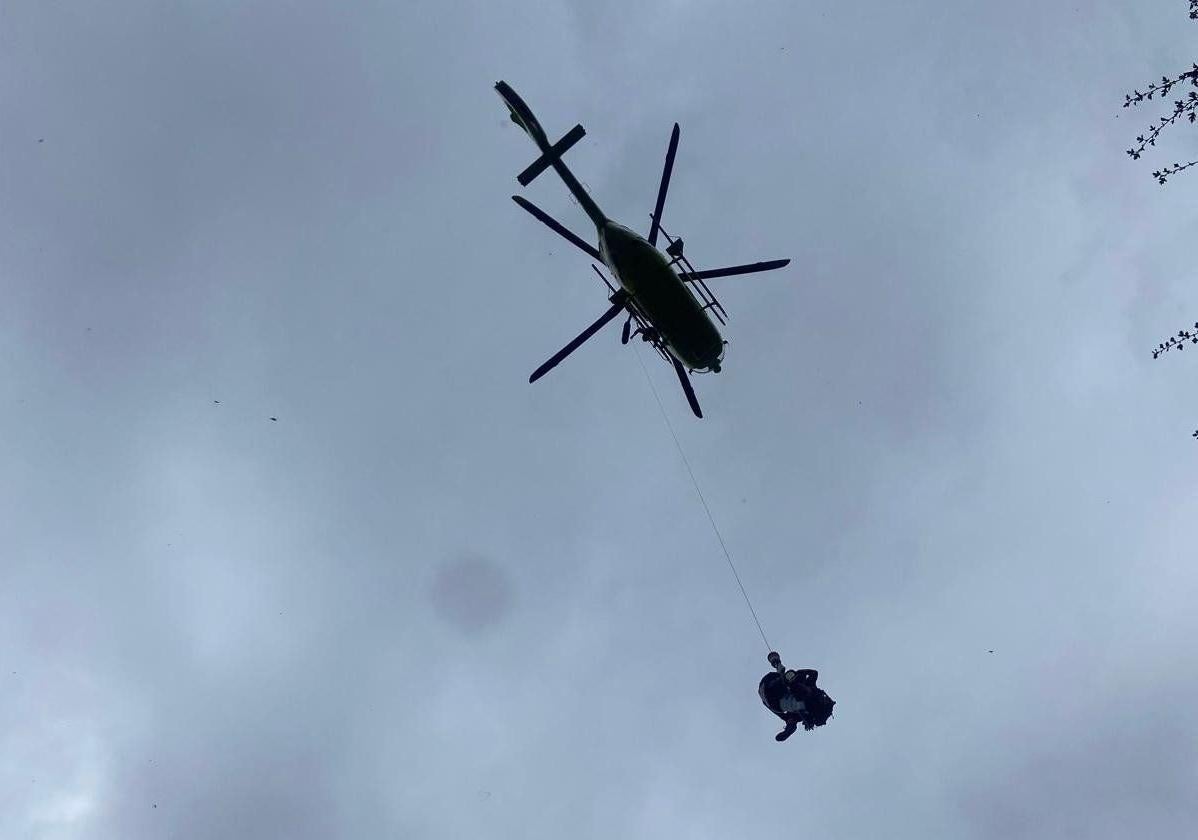 El helicóptero evacuando a la mujer herida.