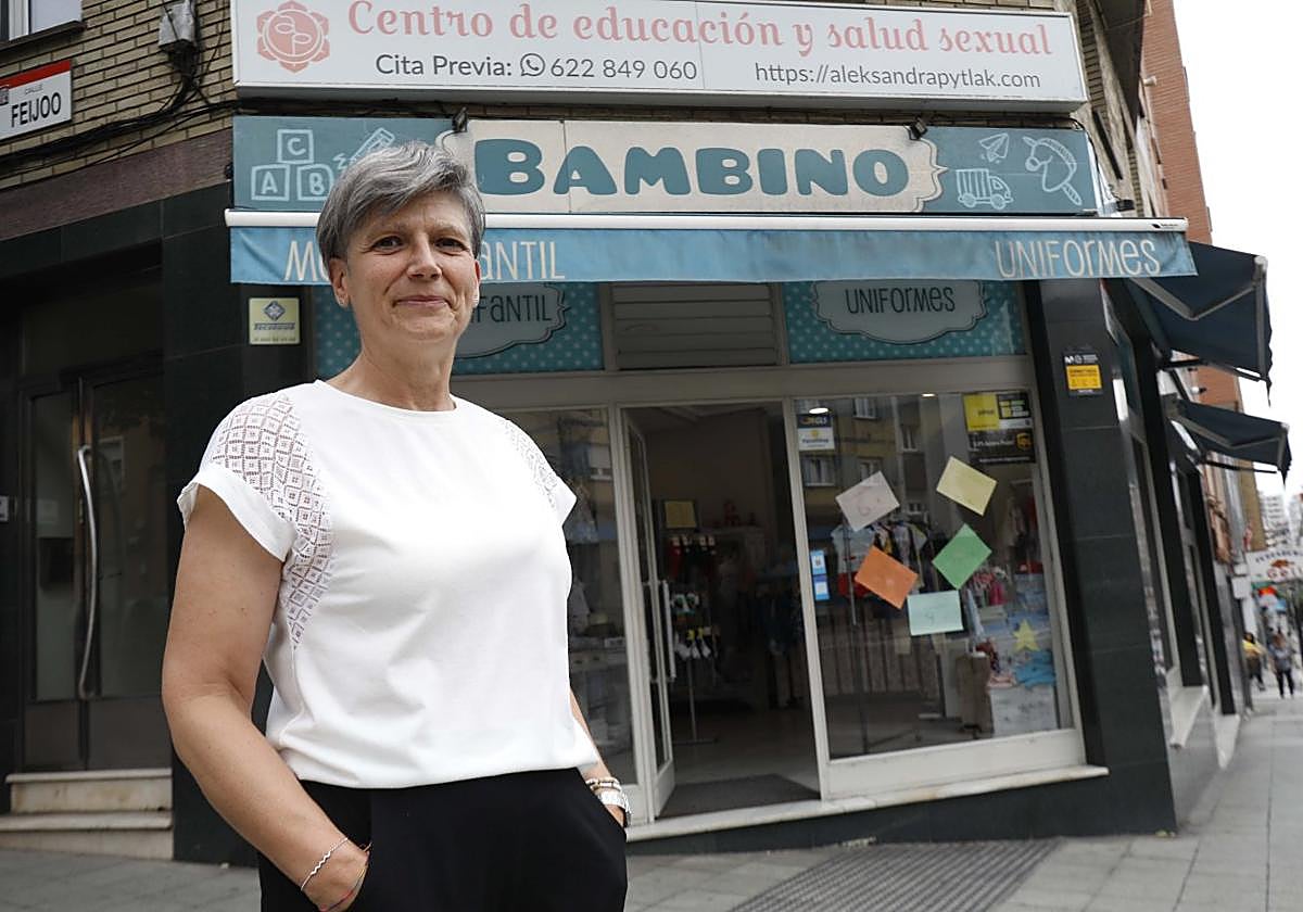 Marga Rosas, frente a su tienda Bambino, sita en la esquina de Feijoo con Ramón y Cajal.
