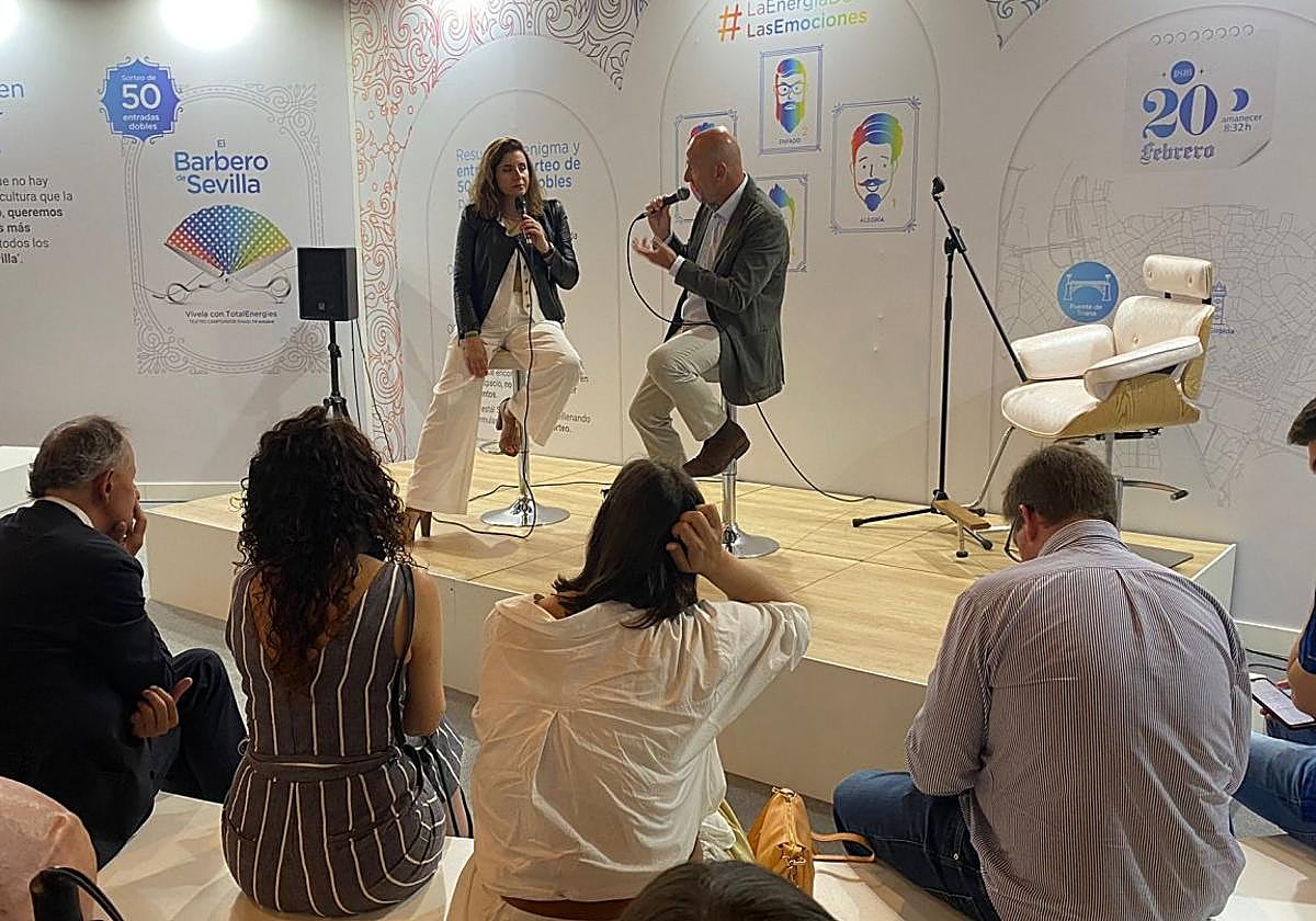 Sabina Puértolas y Celestino Varela, durante su conversación.