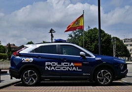 Un coche de la Policía Nacional en Gijón.