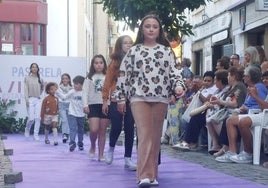 Desfile de moda infantil en plena calle en Villaviciosa.