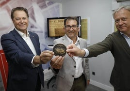 Reconocimiento. El presidente de la Cámara, Félix Baragaño; el director de EL COMERCIO, Ángel M. González; y el director de la Fidma,Álvaro Alonso, con la medalla conmemorativa entregada al periódico por su estrecha relación con la Feria de Muestras.