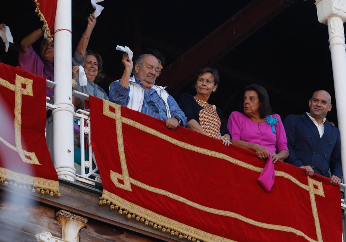 En el burladero, Jorge González-Palacios, Ángel Lorenzo, RicardoÁlvarez y Javier Martínez.Sagrario Aranda y Luis Mitre, fieles a su barrera.Cristina e Inés Arquer, Isabel Suárez, Flor Argüelles, Pablo Suárez y Jesús González.