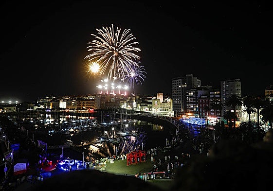 Los Fuegos de Gijón, desde el Puerto.