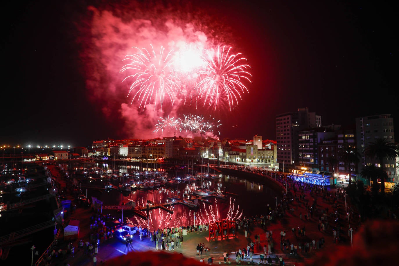 Una explosión de luz, música y color en la Noche de los Fuegos