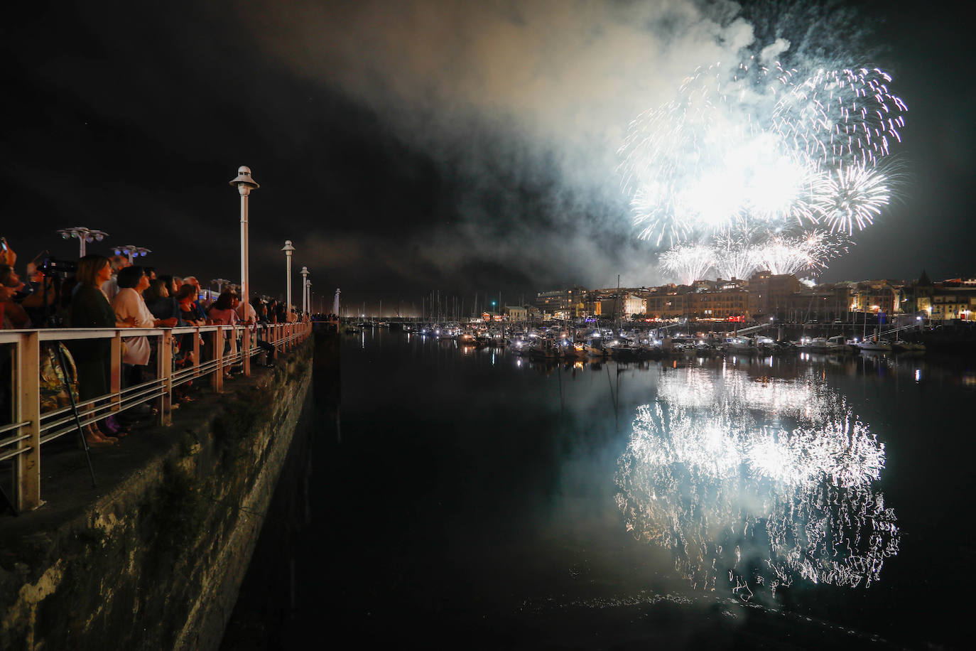 Una explosión de luz, música y color en la Noche de los Fuegos