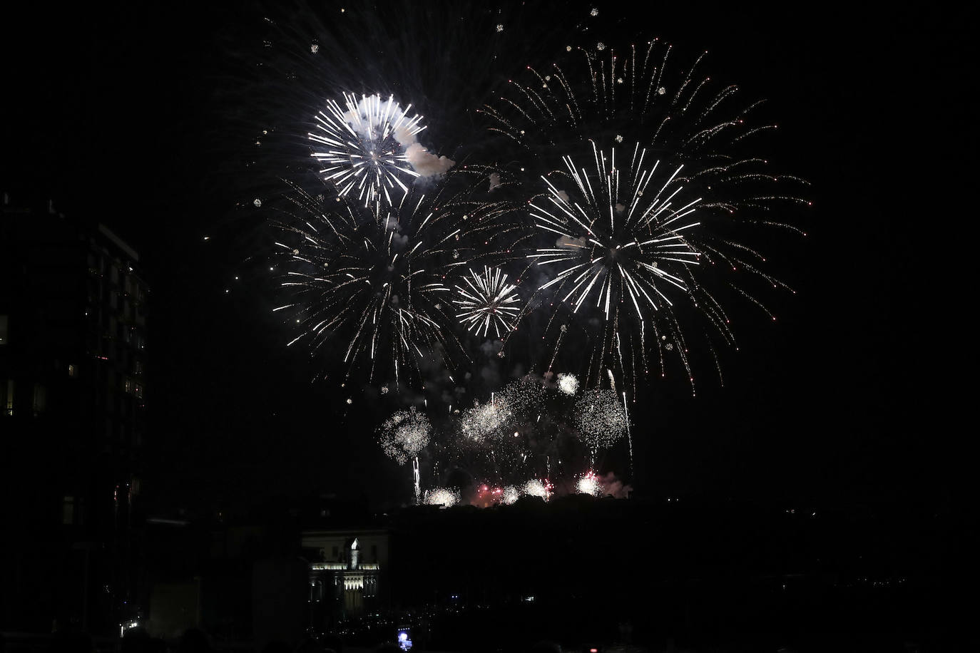 Una explosión de luz, música y color en la Noche de los Fuegos