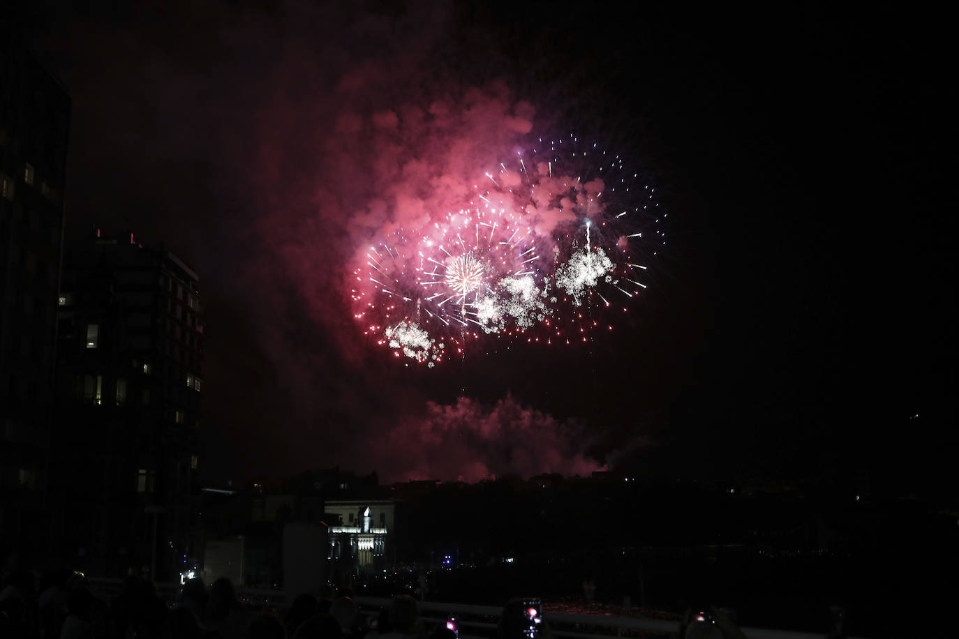 Una explosión de luz, música y color en la Noche de los Fuegos