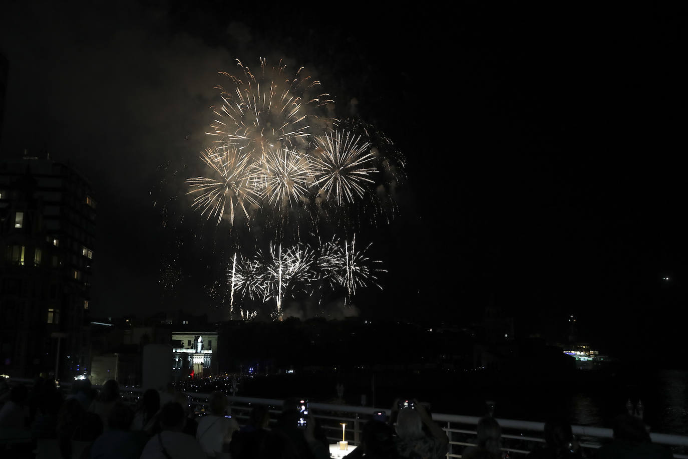 Una explosión de luz, música y color en la Noche de los Fuegos