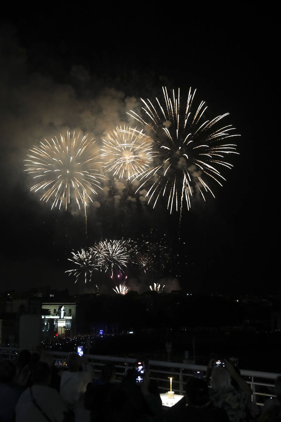 Una explosión de luz, música y color en la Noche de los Fuegos