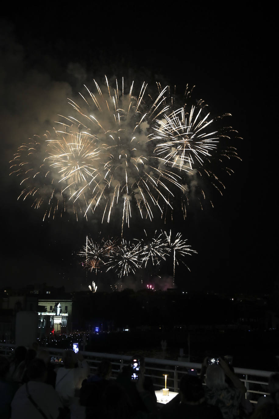 Una explosión de luz, música y color en la Noche de los Fuegos