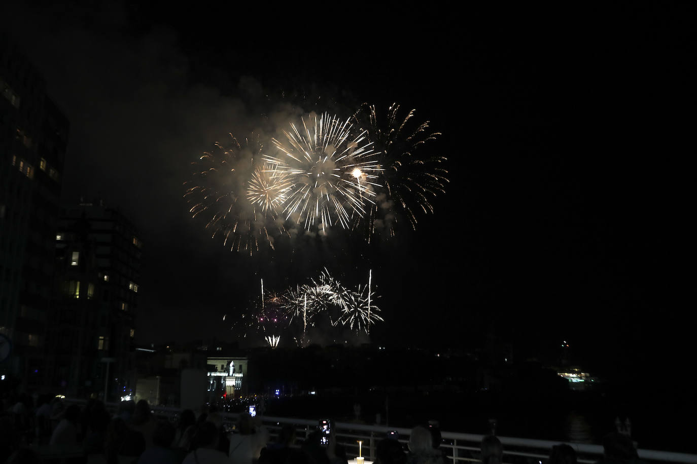 Una explosión de luz, música y color en la Noche de los Fuegos