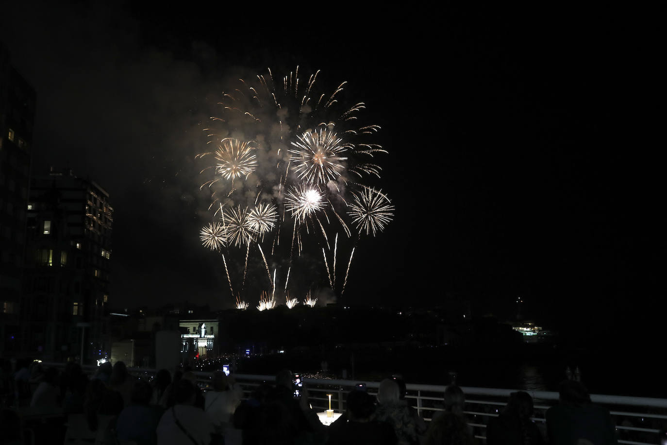 Una explosión de luz, música y color en la Noche de los Fuegos