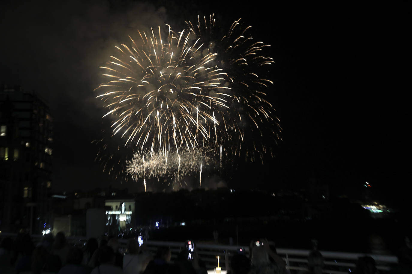 Una explosión de luz, música y color en la Noche de los Fuegos