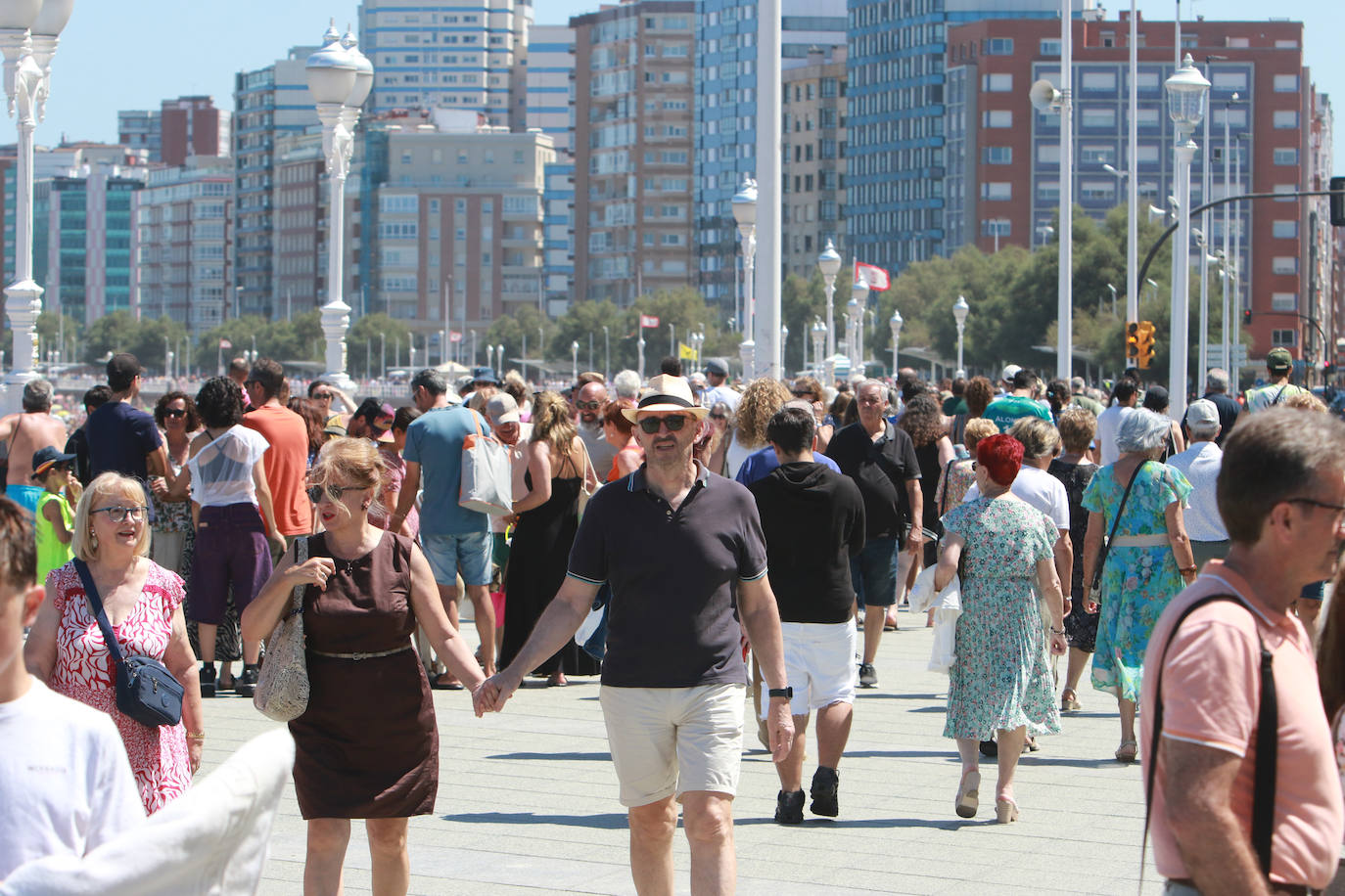 Gijón cuelga el cartel de &#039;lleno de turistas&#039;