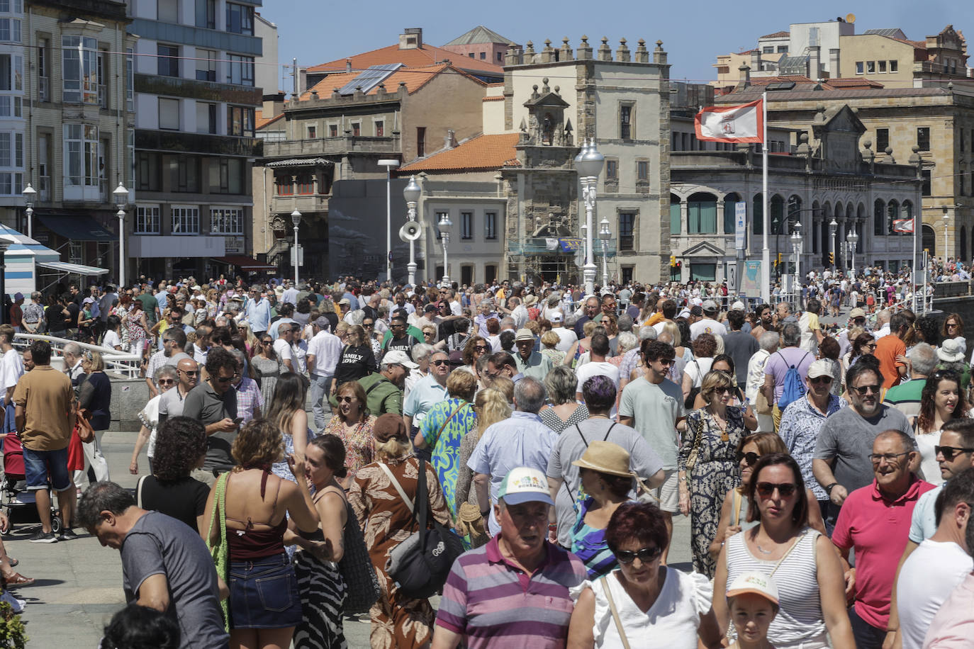 Gijón baila la danza prima y vibra con el Restallón