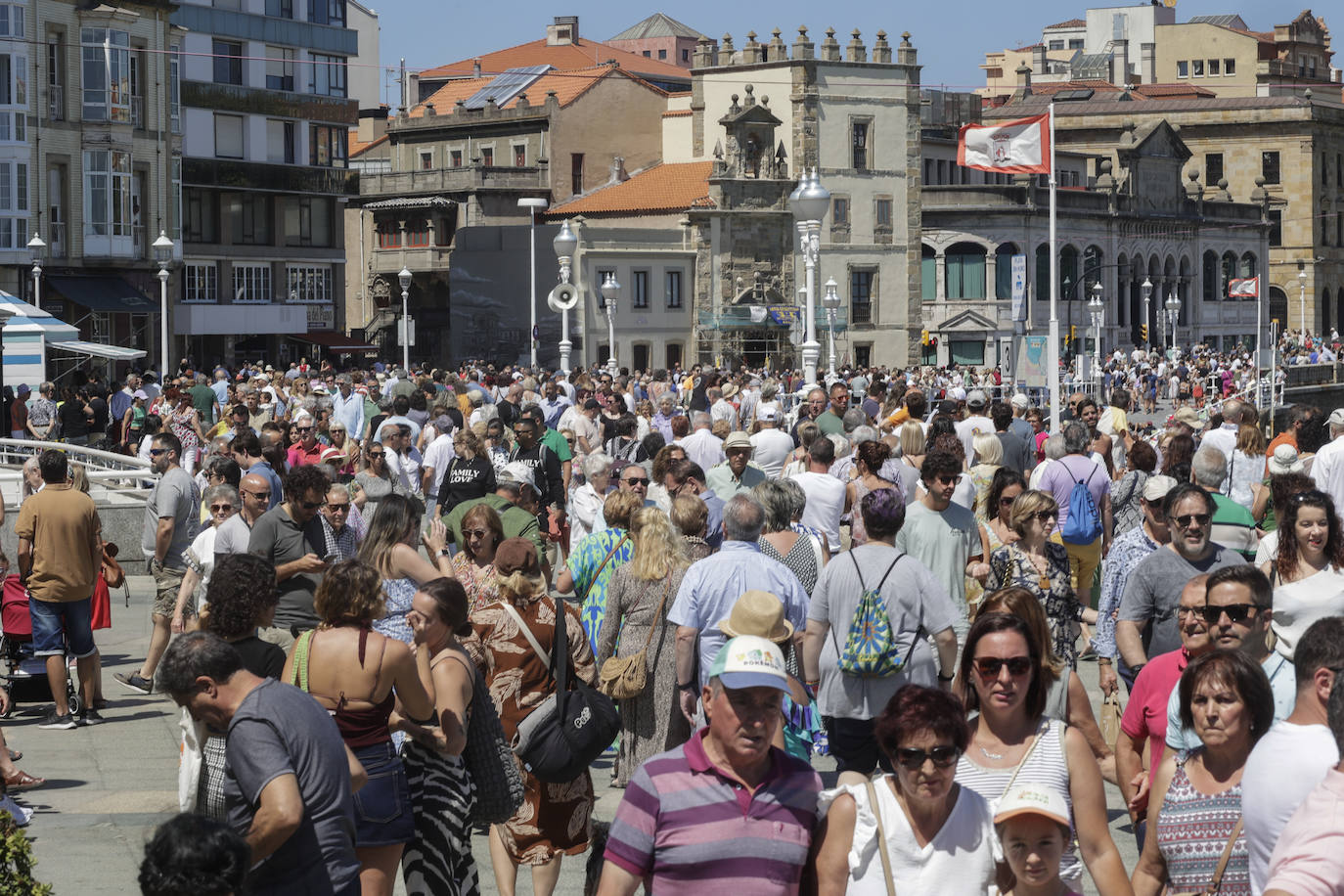 Gijón baila la danza prima y vibra con el Restallón