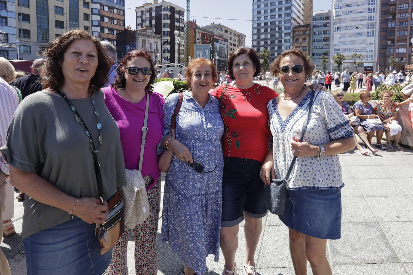 Gijón baila la danza prima y vibra con el Restallón