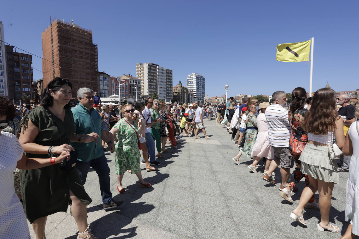 Gijón baila la danza prima y vibra con el Restallón