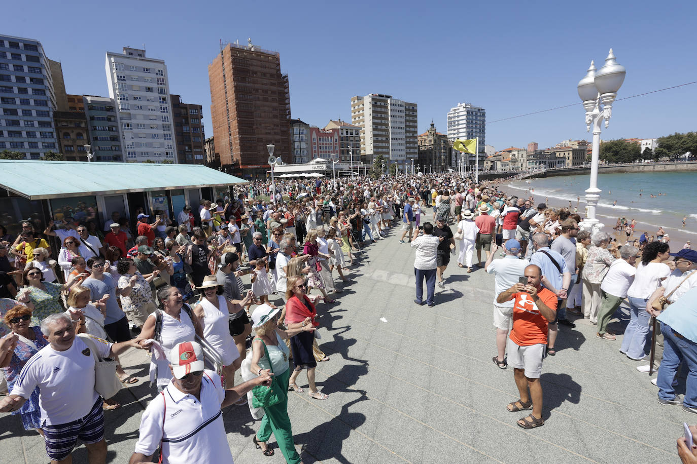 Gijón baila la danza prima y vibra con el Restallón