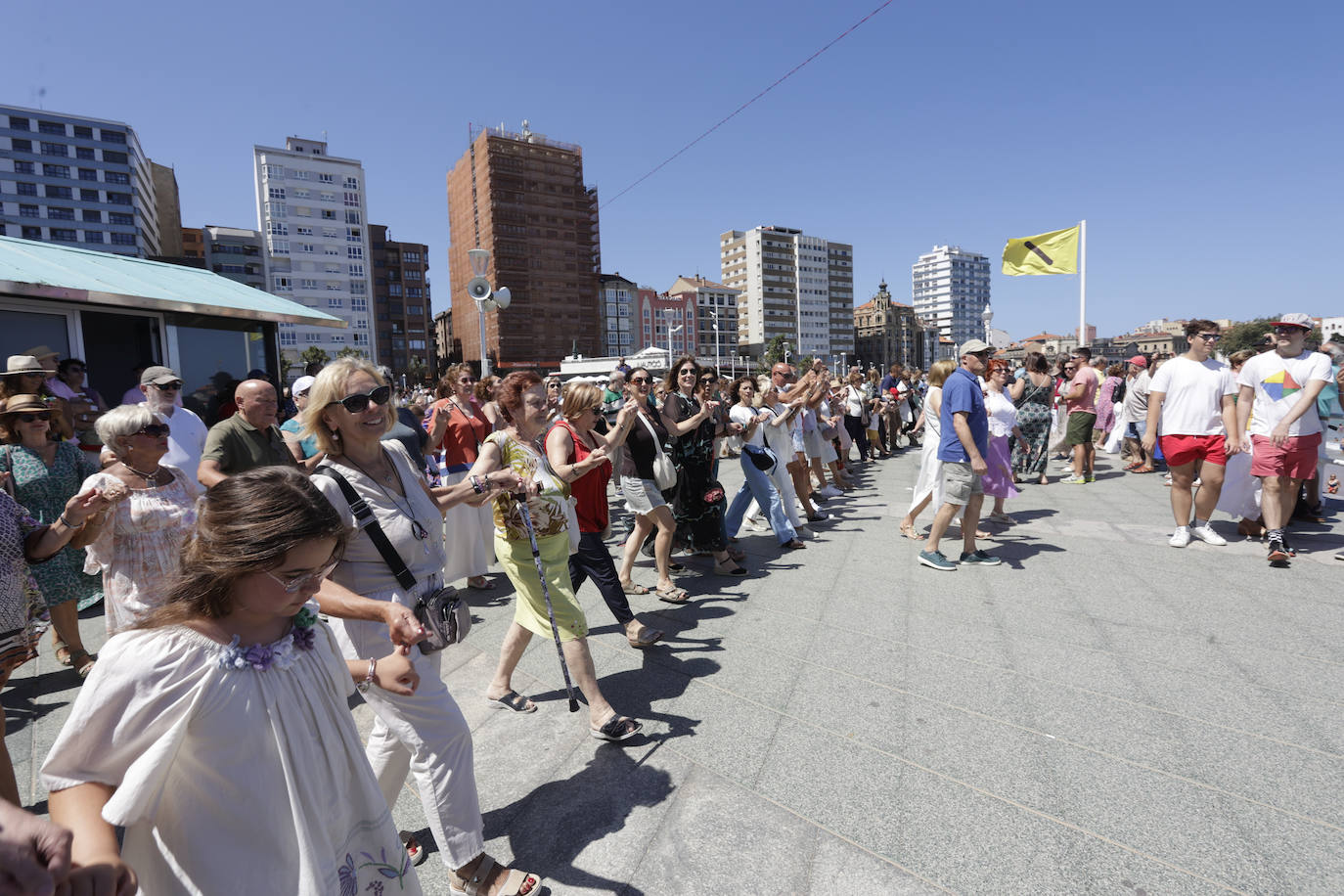 Gijón baila la danza prima y vibra con el Restallón