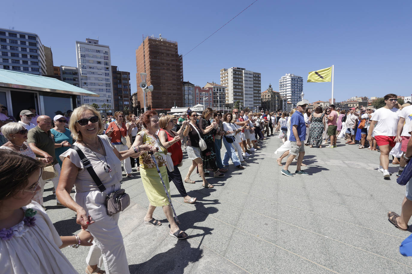 Gijón baila la danza prima y vibra con el Restallón