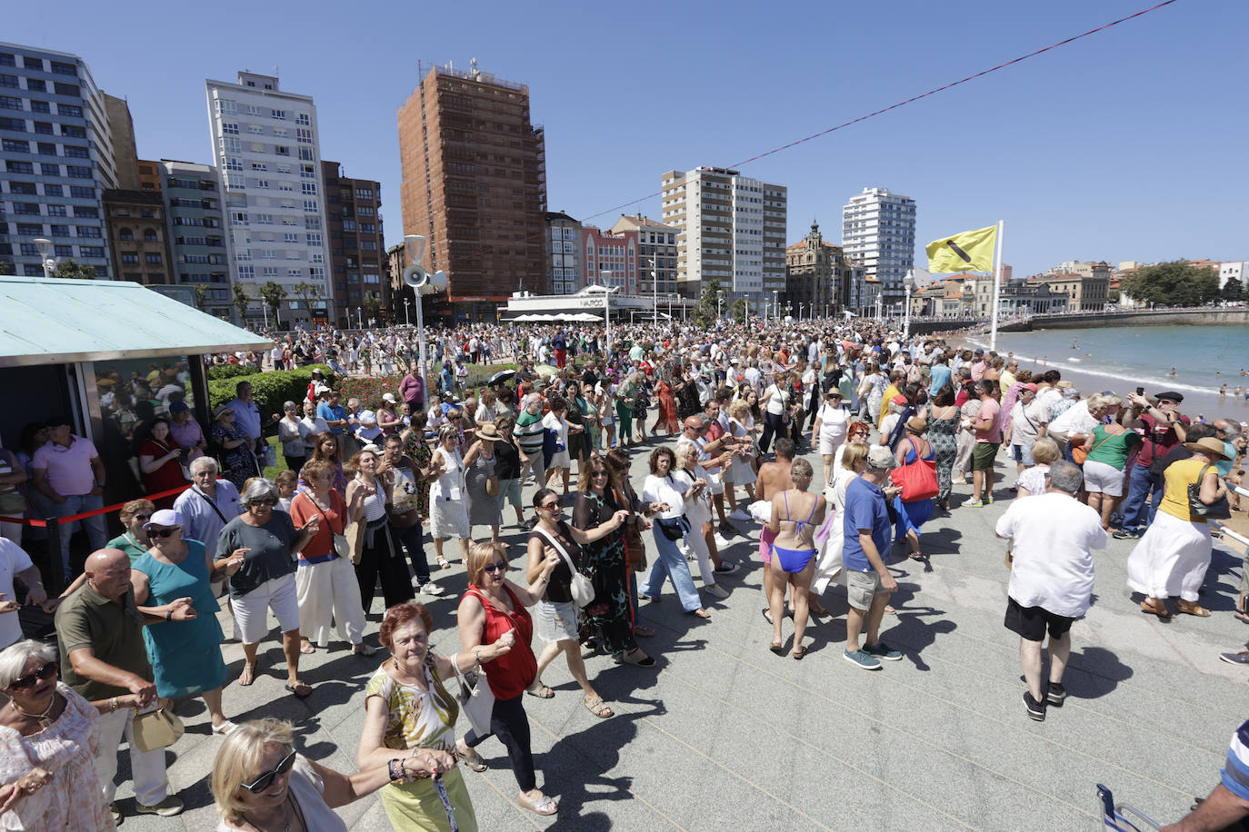 Gijón baila la danza prima y vibra con el Restallón