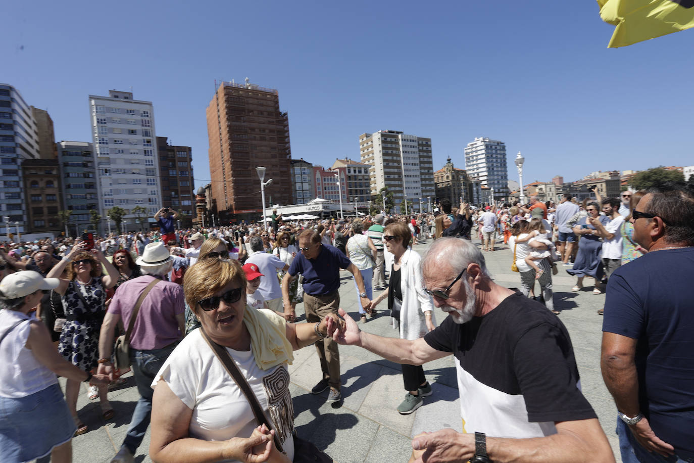 Gijón baila la danza prima y vibra con el Restallón