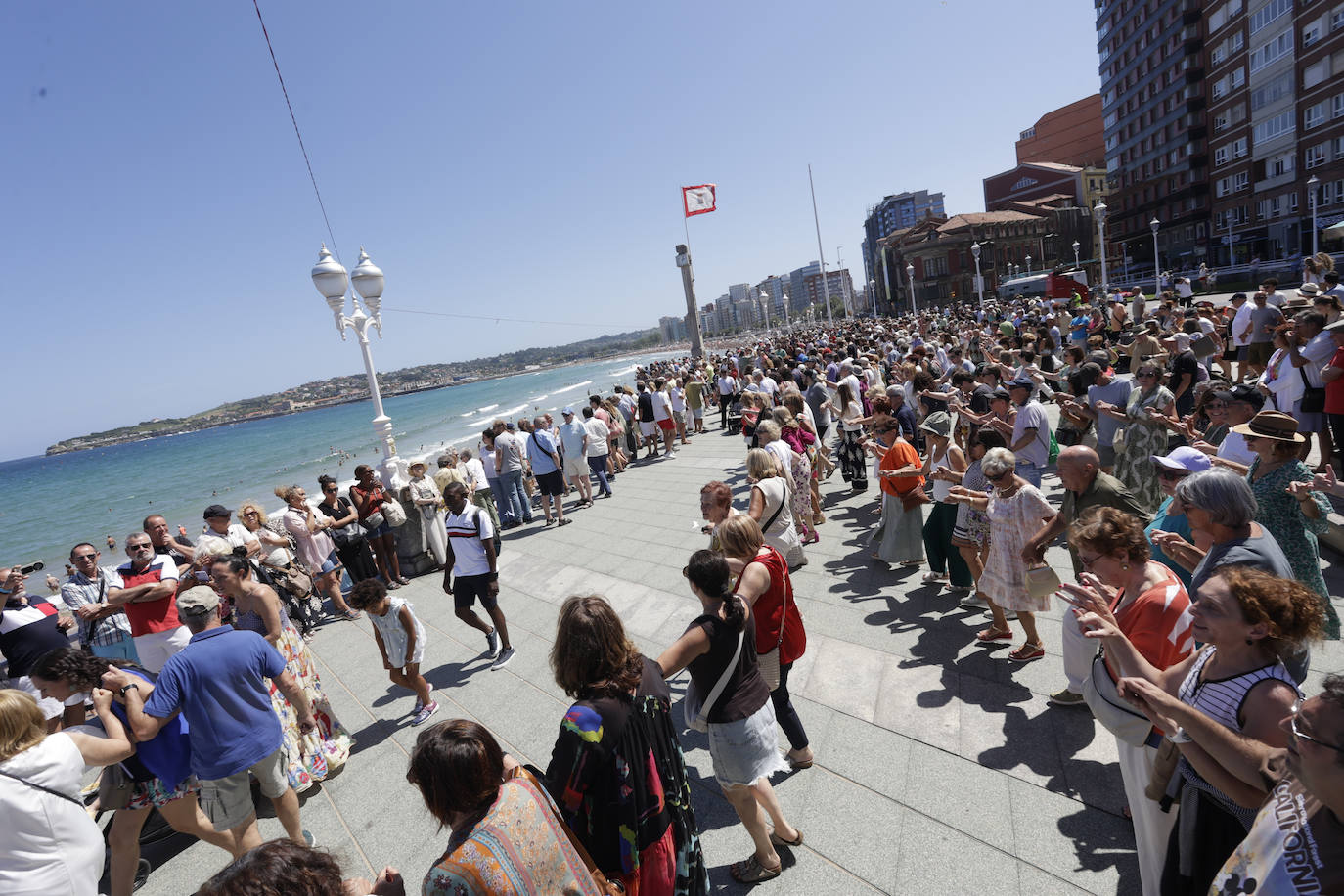 Gijón baila la danza prima y vibra con el Restallón