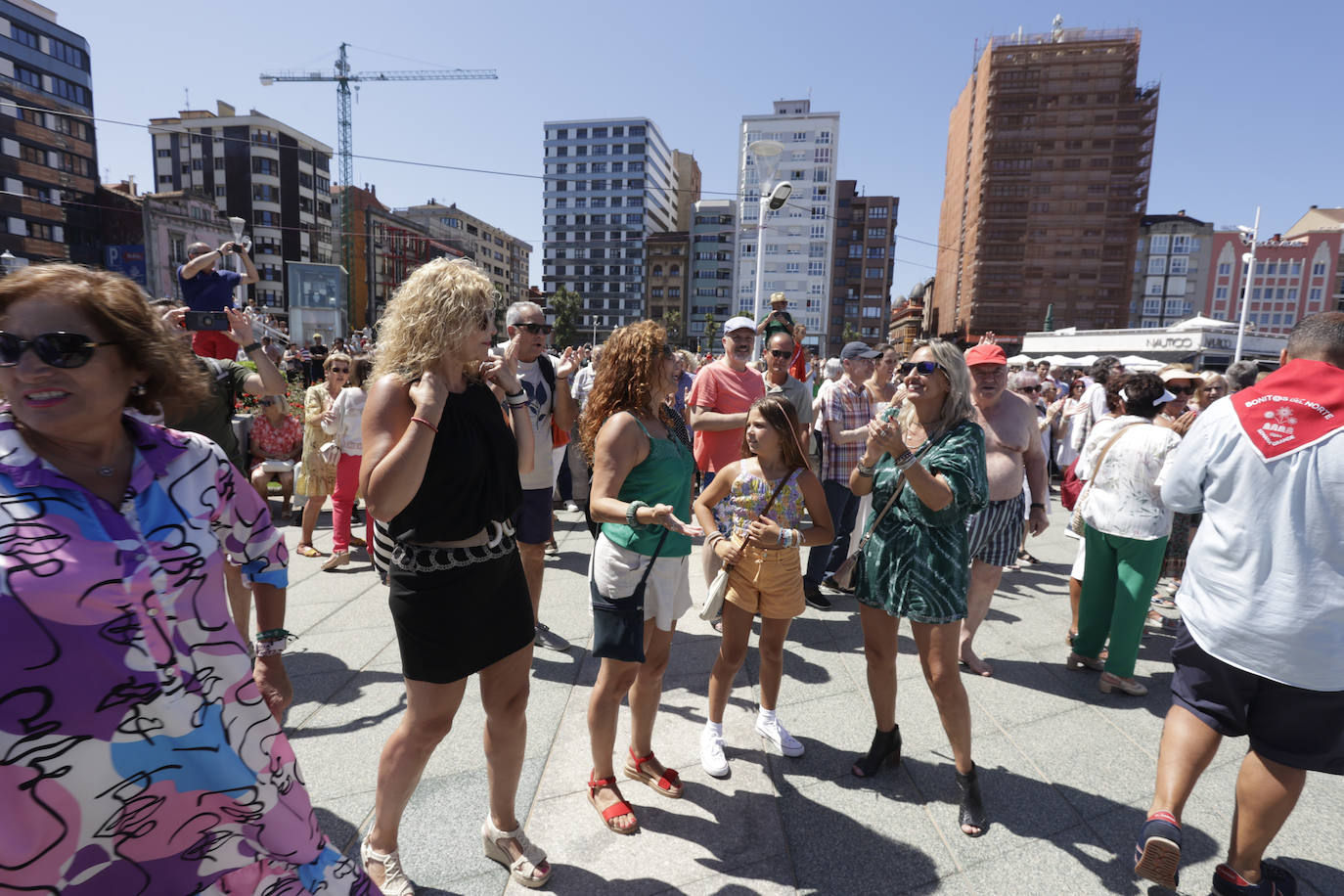 Gijón baila la danza prima y vibra con el Restallón