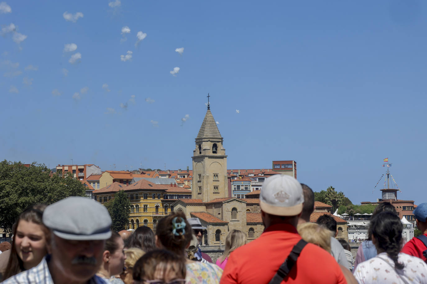 Gijón baila la danza prima y vibra con el Restallón