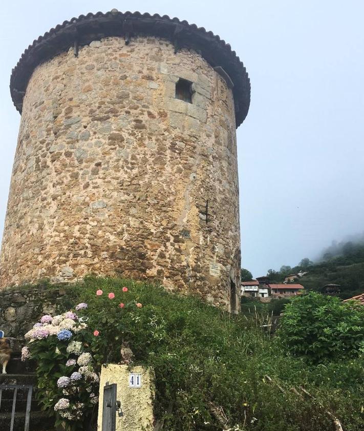 Imagen secundaria 2 - Banduxu/ camino medieval de acceso a Banduxu/ Torre medieval en la casona «el Palacio» 