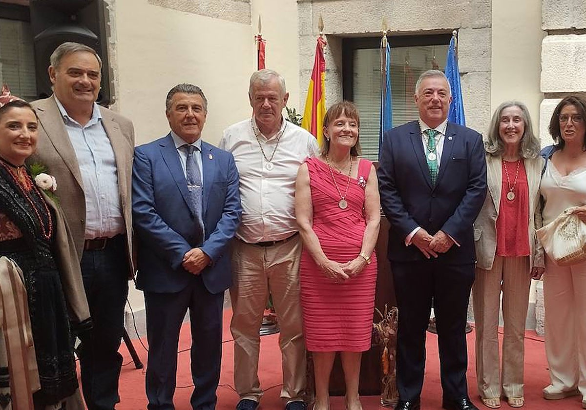 Los trabajadores que recibieron las medallas del concejo, con algunas autoridades.