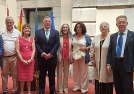 Los trabajadores que recibieron las medallas del concejo, con algunas autoridades.