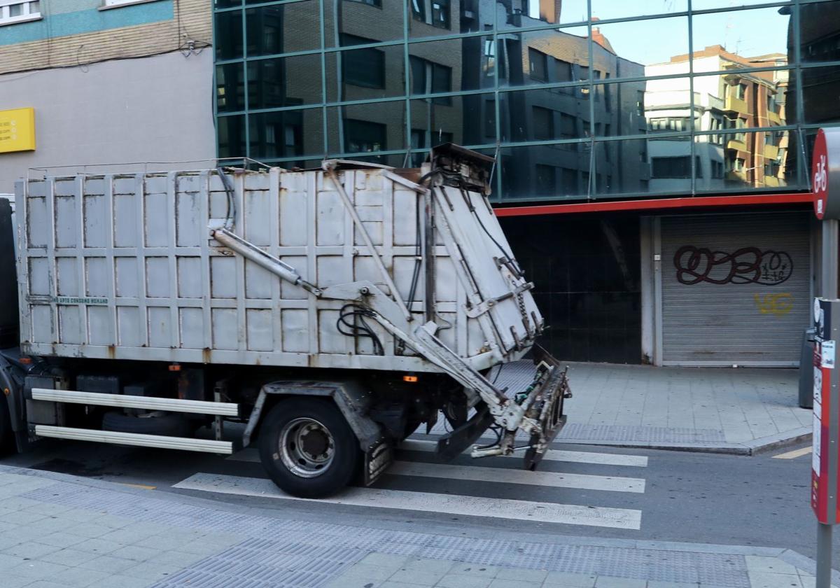 Un camión, este viernes, en la zona en la que tuvo lugar el atropello.