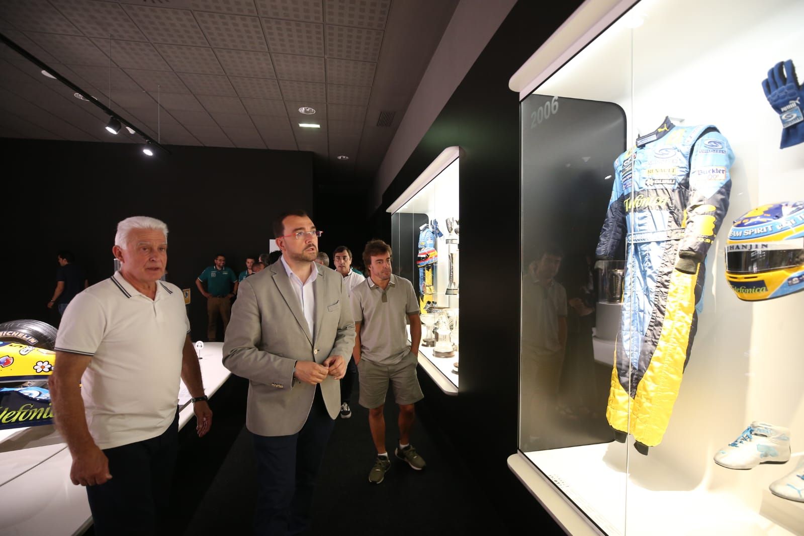 José Luis Alonso, Adrián Barbón y Fernando Alonso, en el museo.